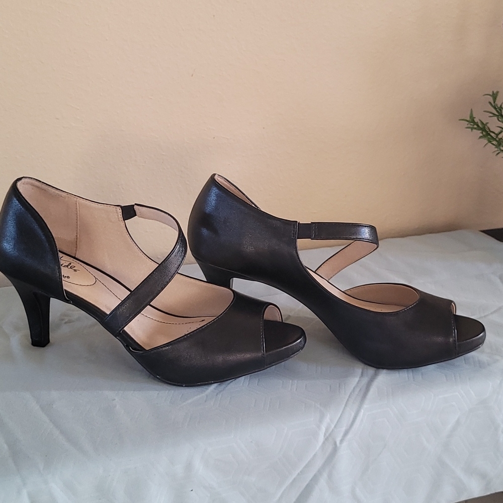 LIFESTRIDE SIZE 8 BLACK HEELS